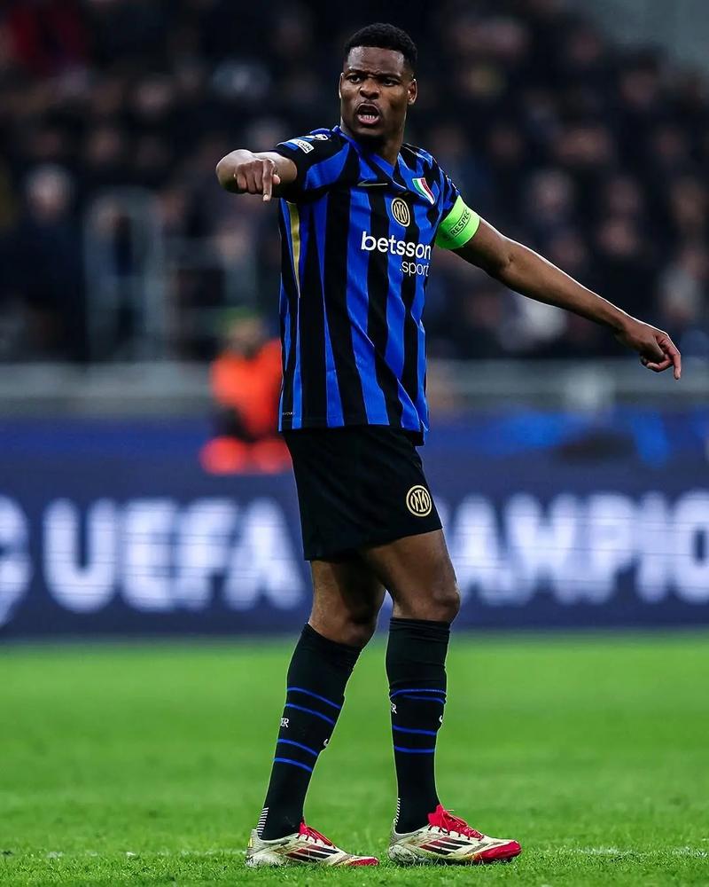 希勒怒喷热刺解雇澳波：足球，真是个愚蠢的运动！（希勒痛批热刺解聘澳波：足球真是太荒谬了！）