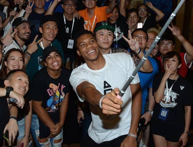 费拉拉：现在的那不勒斯领先于尤文，谈论尤文争冠毫无意义（费拉拉：那不勒斯占据上风，讨论尤文争冠已无意义）