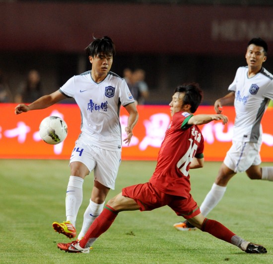 足球中超球员获选月最佳，数据联盟第一（中超球星当选月度最佳，数据领跑全联盟）